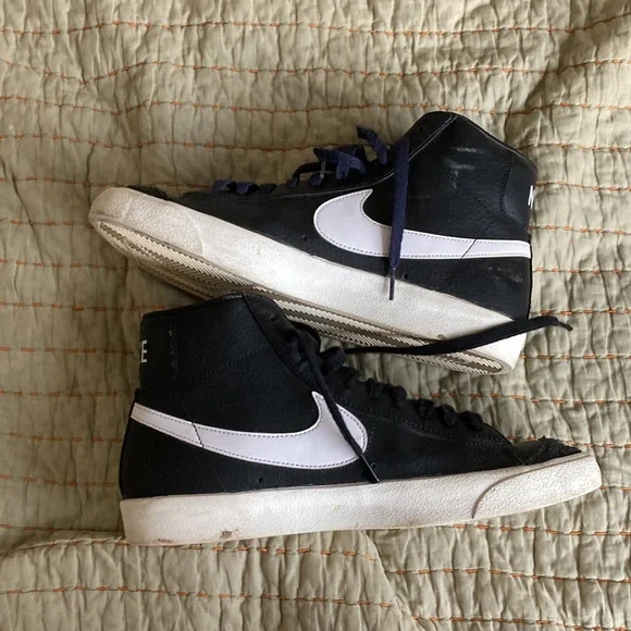 Black Nike high tops - Picture 3 of 3